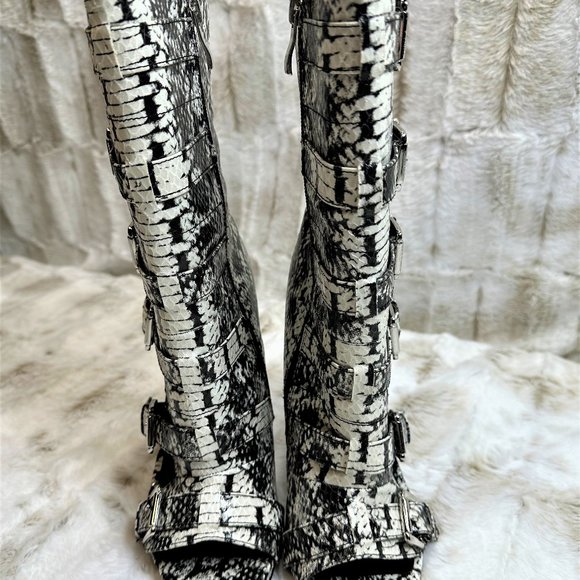 Nelly Bernal Black & White Snake 5 Buckle 4.75 Heel Ankle Boot - Picture 3 of 9